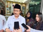 Menteri Sosial Saifullah Yusuf (tengah) menjawab pertanyaan pewarta terkait perkembangan penyaluran Bantuan Langsung Tunai Sementara (BLTS) atau bantuan tambahan diluar bansos reguler period triwulan IV dari pemerintah selepas meninjau program pemberdayaan bagi anak disabilitas di Kampus LSPR Institute of Communication and Bussines, Jakarta, Jumat (24/10/2025) FOTO : ANTARA/M Riezko Bima Elko Prasetyo Menteri Sosial Saifullah Yusuf (tengah) menjawab pertanyaan pewarta terkait perkembangan penyaluran Bantuan Langsung Tunai Sementara (BLTS) atau bantuan tambahan diluar bansos reguler period triwulan IV dari pemerintah selepas meninjau program pemberdayaan bagi anak disabilitas di Kampus LSPR Institute of Communication and Bussines, Jakarta, Jumat (24/10/2025) FOTO : ANTARA/M Riezko Bima Elko Prasetyo