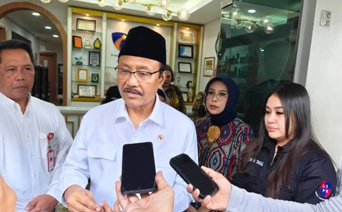 Menteri Sosial Saifullah Yusuf (tengah) menjawab pertanyaan pewarta terkait perkembangan penyaluran Bantuan Langsung Tunai Sementara (BLTS) atau bantuan tambahan diluar bansos reguler period triwulan IV dari pemerintah selepas meninjau program pemberdayaan bagi anak disabilitas di Kampus LSPR Institute of Communication and Bussines, Jakarta, Jumat (24/10/2025) FOTO : ANTARA/M Riezko Bima Elko Prasetyo Menteri Sosial Saifullah Yusuf (tengah) menjawab pertanyaan pewarta terkait perkembangan penyaluran Bantuan Langsung Tunai Sementara (BLTS) atau bantuan tambahan diluar bansos reguler period triwulan IV dari pemerintah selepas meninjau program pemberdayaan bagi anak disabilitas di Kampus LSPR Institute of Communication and Bussines, Jakarta, Jumat (24/10/2025) FOTO : ANTARA/M Riezko Bima Elko Prasetyo