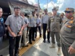 Operasi gabungan Satpol PP Kaltim, Dishub Kaltim, dan Satlantas Polresta Samarinda menegur sopir bus yang ngetem di Jalan APT Pranoto, Samarinda Seberang, pada Kamis (2/10/2025). Foto: BorneoFlash/Nur Ainunnisa