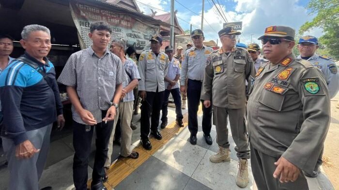 Operasi gabungan Satpol PP Kaltim, Dishub Kaltim, dan Satlantas Polresta Samarinda menegur sopir bus yang ngetem di Jalan APT Pranoto, Samarinda Seberang, pada Kamis (2/10/2025). Foto: BorneoFlash/Nur Ainunnisa
