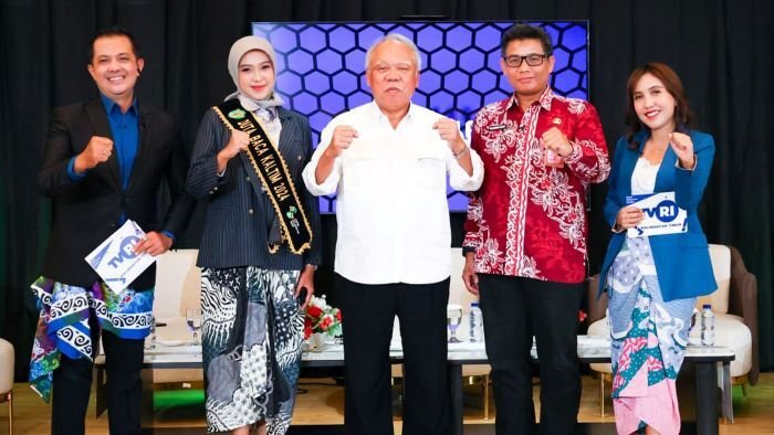 Otorita IKN bersama TVRI Kalimantan Timur saat ‘Bincang Perspektif’ yang dihadiri oleh Kepala Otorita IKN, Basuki Hadimuljono, Analis Kebijakan Bidang Pengembangan Pemuda Dispora Kaltim, Rusmulyadi, dan Duta Baca Kaltim, Amira Syafana, di Kantor Balai Kota Otorita IKN, KIPP Nusantara, Selasa (21/10/2025). Foto: HO/Humas Otorita IKN
