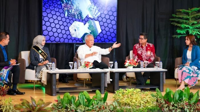 Otorita IKN bersama TVRI Kalimantan Timur saat ‘Bincang Perspektif’ Otorita IKN bersama TVRI Kalimantan Timur saat ‘Bincang Perspektif’ yang dihadiri oleh Kepala Otorita IKN, Basuki Hadimuljono, Analis Kebijakan Bidang Pengembangan Pemuda Dispora Kaltim, Rusmulyadi, dan Duta Baca Kaltim, Amira Syafana, di Kantor Balai Kota Otorita IKN, KIPP Nusantara, Selasa (21/10/2025). Foto: HO/Humas Otorita IKN