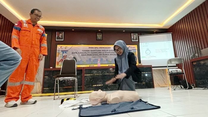 PHM berikan pengenalan dunia migas kepada PMI Kutai Kartanegara dan PMR dari SMA se-Kecamatan Anggana, di Lapangan SPU pada 23 September 2025. Foto: HO/PHM