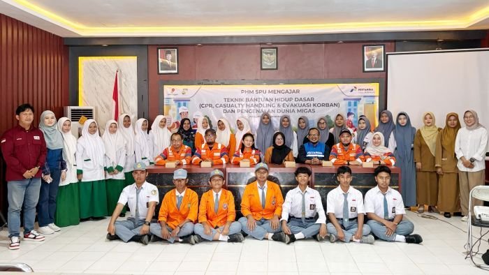 PHM berikan pengenalan dunia migas kepada PMI Kutai Kartanegara PHM berikan pengenalan dunia migas kepada PMI Kutai Kartanegara dan PMR dari SMA se-Kecamatan Anggana, di Lapangan SPU pada 23 September 2025. Foto: HO/PHM