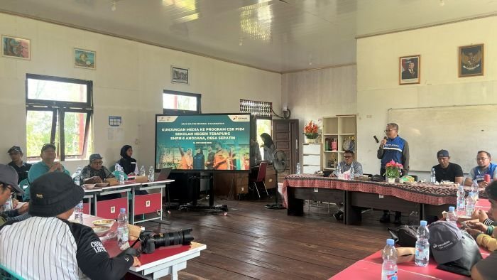 PHM mengundang sejumlah awak media untuk mengunjungi Program Sekolah Negeri Terapung SMPN 6 Anggana. PHM mengundang sejumlah awak media untuk mengunjungi Program Sekolah Negeri Terapung SMPN 6 Anggana, di Desa Sepatin, Kecamatan Anggana, Kukar, pada Selasa (14/10/2025). Foto: HO/PHM