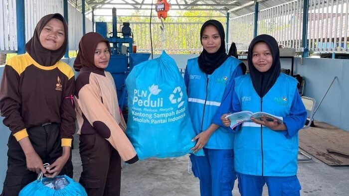 PLN UID Kaltimra bersama SMKN 5 Balikpapan meluncurkan dua inovasi berbasis lingkungan, yakni buku “Pioner Pendidikan Bank Sampah” dan aplikasi digital ReplastApp. Foto: HO/PLN UID Kaltimra