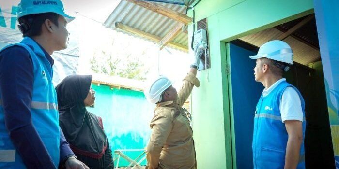 PLN UID Kaltimra menyalurkan sambungan listrik gratis bagi 74 keluarga prasejahtera melalui program LUTD yang digelar serentak di seluruh Indonesia, pada Selasa (21/10/2025). Foto: HO/PLN UID Kaltimra