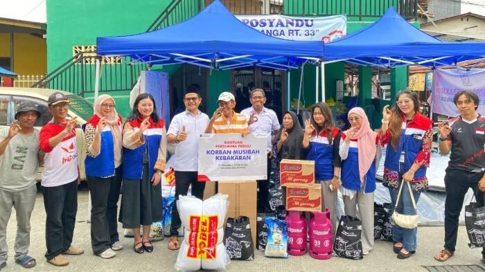 PT Pertamina Patra Niaga Regional Kalimantan Salurkan Bantuan Kebutuhan Dasar Warga Korban Kebakaran di Kelurahan Baru Ilir, pada Rabu (29/10/2025). Foto: HO/Pertamina Patra Niaga