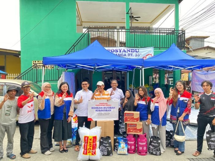 Pertamina Patra Niaga Salurkan Bantuan Kebutuhan Dasar Warga Korban Kebakaran di Baru Ilir Balikpapan