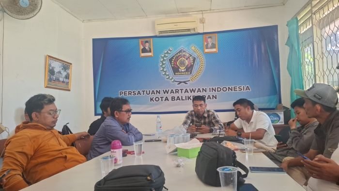 PWI Kota Balikpapan Menggelar Rapat Pemantapan Kesiapan Keberangkatan Porwada 2025 di Kota Bontang, pada Rabu (15/10/2025). Foto: BorneoFlash/Niken Sulastri