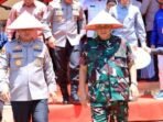 Pangdam VI/Mulawarman, Mayjen TNI Rudy Rachmat Nugraha bersama Kapolda Kalimantan Timur, Irjen Pol Endar Prihantoro saat berada di Mako Polsek Balikpapan Timur, Kelurahan Lamaru, pada Rabu (8/10/2025). Foto: HO/Pendam VI/Mlw