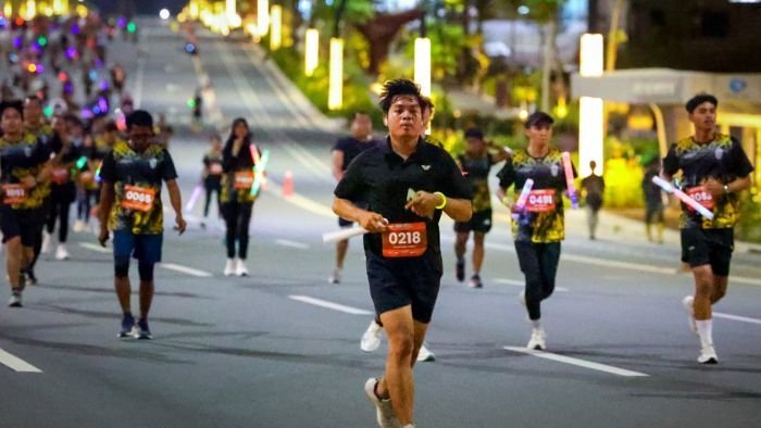 Para peserta Qubika Nusantara Glow Run 7K 2025 memeriahkan running event sejauh 7 kilometer di wilayah Nusantara saat malam hari. Para peserta Qubika Nusantara Glow Run 7K 2025 memeriahkan running event sejauh 7 kilometer di wilayah Nusantara saat malam hari. Foto: HO/Humas Otorita IKN