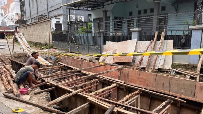 Pekerja lapangan tengah mengerjakan proyek drainase di Samarinda. Foto: BorneoFlash/Nur Ainunnisa