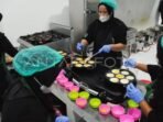 Pekerja menyiapkan paket makanan untuk program makan bergizi gratis (MBG) di dapur Satuan Pelayanan Pemenuhan Gizi (SPPG) Yayasan Afa Matahari Peduli Papua, Kota Bogor, Jawa Barat, Jumat (17/10/2025). FOTO : ANTARA/Arif Firmansyah/YU