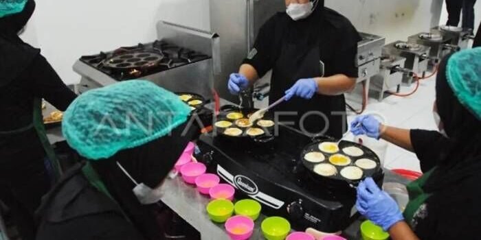 Pekerja menyiapkan paket makanan untuk program makan bergizi gratis (MBG) di dapur Satuan Pelayanan Pemenuhan Gizi (SPPG) Yayasan Afa Matahari Peduli Papua, Kota Bogor, Jawa Barat, Jumat (17/10/2025). FOTO : ANTARA/Arif Firmansyah/YU