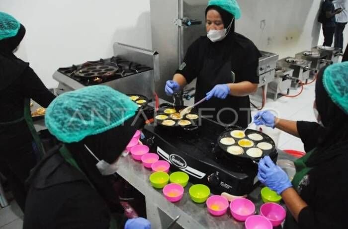 Pekerja menyiapkan paket makanan untuk program makan bergizi gratis (MBG) di dapur Satuan Pelayanan Pemenuhan Gizi (SPPG) Yayasan Afa Matahari Peduli Papua, Kota Bogor, Jawa Barat, Jumat (17/10/2025). FOTO : ANTARA/Arif Firmansyah/YU