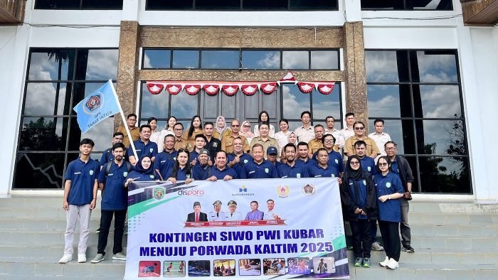 Pelepasan kontingen Siwo PWI Kubar yang akan berlaga di Porwarda Kalimantan Timur di Aula Dinas Pemuda dan Olahraga (Dispora) Kubar, pada Senin (13/10/2025). Foto: BorneoFlash/Lilis