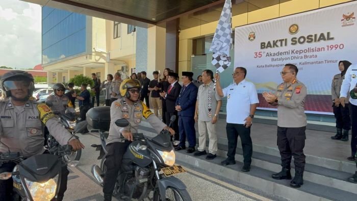 Pelepasan pembagian paket sembako yang dilakukan Bhabinkamtibmas Se Kota Balikpapan. Foto: BorneoFlash/Niken Sulastri