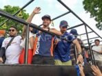 Pembalap Prima Pramac Yamaha MotoGP Miguel Oliveira (kanan) bersama pembalap Red Bull KTM Factory Racing Brad Binder (kiri) melambaikan tangannya saat mengikuti MotoGP Riders Parade di Jalan Udayana, Mataram, NTB, Rabu (1/10/2025). Parade yang diikuti 10 pembalap nasional dan internasional di antaranya Francesco Bagnaia, Marco Bezzecchi, Luca Marini, Brad Binder, Miguel Oliveira, Raul Fernandez, Franco Morbidelli, Fabio Di Giannantonio, Somkiat Chantra, dan Mario Aji tersebut digelar untuk memeriahkan Pertamina Grand Prix Of Indonesia 2025 seri ke 18 yang akan diselenggarakan di Sirkuit Mandalika pada 3 hingga 5 Oktober 2025. FOTO : ANTARA /Ahmad Subaidi/foc.