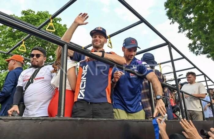 Pembalap Prima Pramac Yamaha MotoGP Miguel Oliveira (kanan) bersama pembalap Red Bull KTM Factory Racing Brad Binder (kiri) melambaikan tangannya saat mengikuti MotoGP Riders Parade di Jalan Udayana, Mataram, NTB, Rabu (1/10/2025). Parade yang diikuti 10 pembalap nasional dan internasional di antaranya Francesco Bagnaia, Marco Bezzecchi, Luca Marini, Brad Binder, Miguel Oliveira, Raul Fernandez, Franco Morbidelli, Fabio Di Giannantonio, Somkiat Chantra, dan Mario Aji tersebut digelar untuk memeriahkan Pertamina Grand Prix Of Indonesia 2025 seri ke 18 yang akan diselenggarakan di Sirkuit Mandalika pada 3 hingga 5 Oktober 2025. FOTO : ANTARA /Ahmad Subaidi/foc.