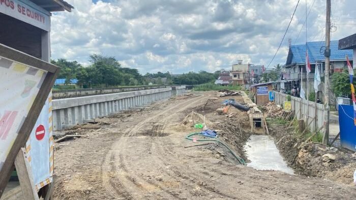 Pembangunan Turap Ruhui Rahayu sepanjang 84 meter kini telah mencapai 89 persen progresnya. Foto: BorneoFlash/Nur Ainunnisa
