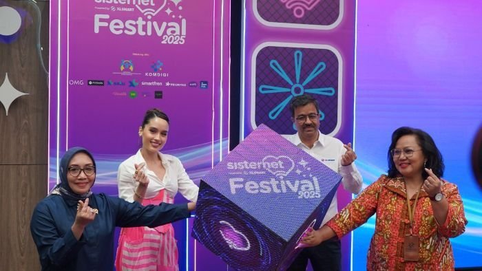 Menteri Pemberdayaan Perempuan & Perlindungan Anak Republik Indonesia, Arifah Choiri Fauzi (pertama kiri), Presiden Direktur & CEO XLSMART, Rajeev Sethi, (kedua dari kanan), Staf Ahli Bidang Komunikasi dan Media Massa Kementerian Komunikasi dan Digital (Komdigi), Molly Prabawaty (pertama kanan), dan Entertainer & Sociopreneur, Cinta Laura Kiehl (kedua dari kiri), pada pembukaan Sisternet Festival 2025 di XLSMART Tower Jakarta, Jumat, (17/10/2025). Foto: HO/XLSMART