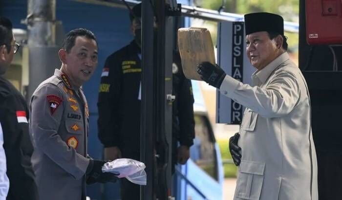 Presiden Prabowo Subianto (kanan) bersama Kapolri Jenderal Pol. Listyo Sigit Prabowo menunjukkan barang bukti narkoba yang akan dimusnahkan di Lapangan Bhayangkara, Mabes Polri, Jakarta, Rabu (29/10/2025). FOTO: ANTARA/Hafidz Mubarak A/nz/am.