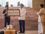 Presiden Prabowo Subianto (kanan) menyaksikan Jaksa Agung ST Burhanuddin (kiri) menyerahkan secara simbolis kepada Menteri Keuangan Purbaya Yudhi Sadewa (kedua kiri) saat penyerahan uang pengganti kerugian negara hasil korupsi minyak kelapa sawit (CPO) di Kejaksaan Agung, Jakarta, Senin (20/10/2025). Kejaksaan Agung menyerahkan uang pengganti kerugian negara senilai Rp13,2 triliun kepada negara dari hasil tindak pidana korupsi pemberian fasilitas ekspor CPO dan turunannya. FOTO: ANTARA /Hafidz Mubarak A/tom. Presiden Prabowo Subianto (kanan) menyaksikan Jaksa Agung ST Burhanuddin (kiri) menyerahkan secara simbolis kepada Menteri Keuangan Purbaya Yudhi Sadewa (kedua kiri) saat penyerahan uang pengganti kerugian negara hasil korupsi minyak kelapa sawit (CPO) di Kejaksaan Agung, Jakarta, Senin (20/10/2025). Kejaksaan Agung menyerahkan uang pengganti kerugian negara senilai Rp13,2 triliun kepada negara dari hasil tindak pidana korupsi pemberian fasilitas ekspor CPO dan turunannya. FOTO: ANTARA /Hafidz Mubarak A/tom.