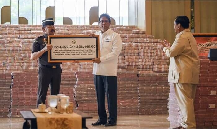 Presiden Prabowo Subianto (kanan) menyaksikan Jaksa Agung ST Burhanuddin (kiri) menyerahkan secara simbolis kepada Menteri Keuangan Purbaya Yudhi Sadewa (kedua kiri) saat penyerahan uang pengganti kerugian negara hasil korupsi minyak kelapa sawit (CPO) di Kejaksaan Agung, Jakarta, Senin (20/10/2025). Kejaksaan Agung menyerahkan uang pengganti kerugian negara senilai Rp13,2 triliun kepada negara dari hasil tindak pidana korupsi pemberian fasilitas ekspor CPO dan turunannya. FOTO: ANTARA /Hafidz Mubarak A/tom.