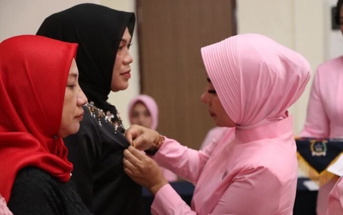Penghargaan kepada sejumlah pengurus Bhayangkari yang dinilai berprestasi dan berdedikasi tinggi di bidangnya masing-masing. Foto: HO/Humas Polda Kaltim