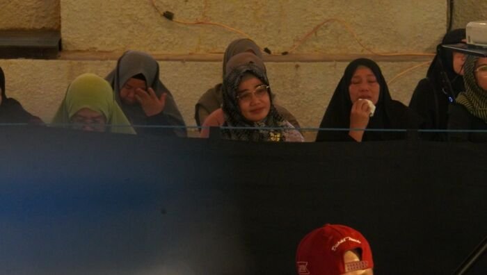 Penonton terbawa suasana haru di akhir sesi acara, saat talent membawakan kisah perjuangan Rasulullah. Foto: BorneoFlash/Ardian