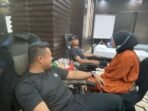 Personel Batalyon A Pelopor Satuan Brimob Polda Kaltim berpartisipasi dalam kegiatan donor darah yang diselenggarakan untuk memperingati HUT Hotel Zurich Balikpapan tahun 2025, pada Sabtu (11/10/2025). Foto: HO/Humas Polda Kaltim