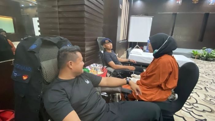 Personel Batalyon A Pelopor Satuan Brimob Polda Kaltim berpartisipasi dalam kegiatan donor darah yang diselenggarakan untuk memperingati HUT Hotel Zurich Balikpapan tahun 2025, pada Sabtu (11/10/2025). Foto: HO/Humas Polda Kaltim