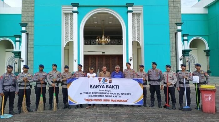 Personel Batalyon C Pelopor Sat Brimob Polda Kaltim Personel Batalyon C Pelopor Sat Brimob Polda Kaltim melaksanakan kegiatan Karya Bhakti dengan membersihkan sejumlah tempat ibadah di wilayah Kecamatan Balikpapan Utara, pada Selasa (28/10/2025). Foto: HO/Humas Polda Kaltim