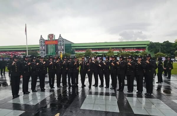 Personel Polwan Polda Kaltim Ikuti Upacara HUT TNI ke-80 yang digelar di Lapangan Makodam VI Mulawarman, Pada Minggu (5/10/2025). Foto: HO/Humas Polda Kaltim