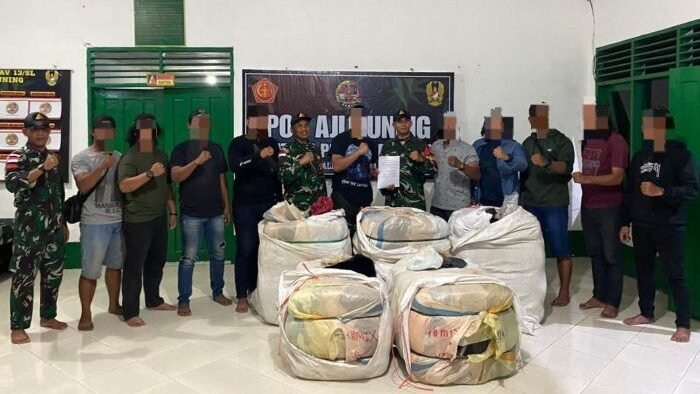 Personel Pos Aji Kuning berhasil menggagalkan upaya penyelundupan lima karung ball press berisi pakaian dan kain bekas tanpa cukai di wilayah Kecamatan Sebatik Tengah, Kabupaten Nunukan, Provinsi Kalimantan Utara. Foto: HO/Pendam VI/Mlw