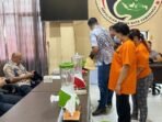 Personel Satresnarkoba Polresta Samarinda saat memusnahkan barang bukti narkotika hasil pengungkapan kasus di wilayah hukumnya. Foto: HO/Humas Polresta Samarinda