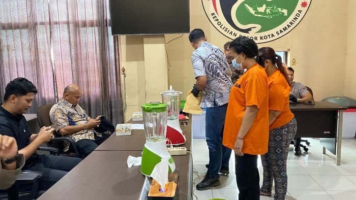 Personel Satresnarkoba Polresta Samarinda saat memusnahkan barang bukti narkotika hasil pengungkapan kasus di wilayah hukumnya. Personel Satresnarkoba Polresta Samarinda saat memusnahkan barang bukti narkotika hasil pengungkapan kasus di wilayah hukumnya. Foto: HO/Humas Polresta Samarinda