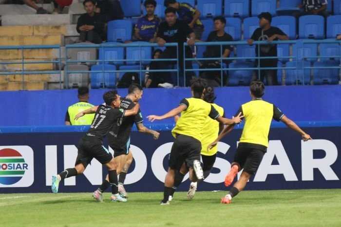 Pertandingan Persiba melawan Persela Lamongan di Stadion Batakan, pada hari Minggu Malam (12/10/2025). Foto: BorneoFlash/Ist