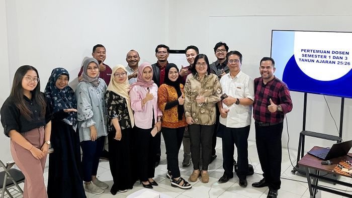 Pertemuan Dosen LP3I dengan Branch Manager, Bakri Tanjung (foto: paling kanan, baju merah). Foto: BorneoFlash/Ardian