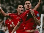 Pesepak bola Timnas Indonesia Kevin Diks (kanan) bersama rekannya Ragnar Oratmangoen (kiri) berselebrasi usai mencetak gol penalti ke gawang Arab Saudi pada pertandingan putaran keempat Kualifikasi Piala Dunia 2026 zona Asia di Stadion King Abdullah Sport City, Jeddah, Arab Saudi, pada Rabu (8/10/2025). Foto:HO/ANTARA-PSSI/YU