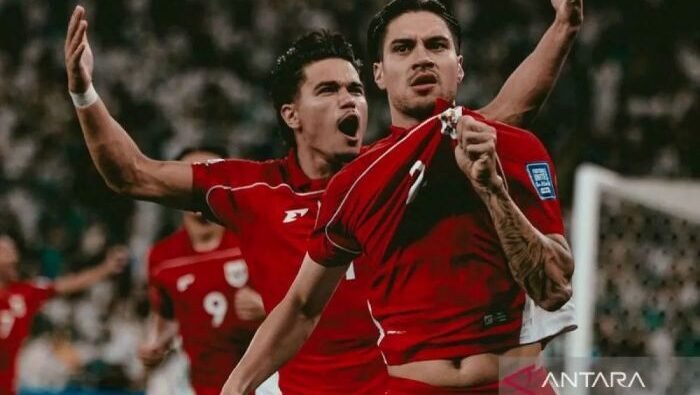 Pesepak bola Timnas Indonesia Kevin Diks (kanan) bersama rekannya Ragnar Oratmangoen (kiri) berselebrasi usai mencetak gol penalti ke gawang Arab Saudi pada pertandingan putaran keempat Kualifikasi Piala Dunia 2026 zona Asia di Stadion King Abdullah Sport City, Jeddah, Arab Saudi, pada Rabu (8/10/2025). Foto:HO/ANTARA-PSSI/YU