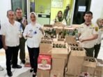 Petugas Satpol PP Kota Samarinda memperlihatkan hasil sitaan ratusan botol minuman keras dari hasil razia Petugas Satpol PP Kota Samarinda memperlihatkan hasil sitaan ratusan botol minuman keras dari hasil razia di beberapa titik, pada Rabu (22/10/2025) malam. Foto: BorneoFlash/Nur Ainunnisa