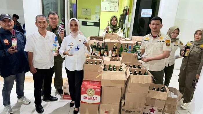Petugas Satpol PP Kota Samarinda memperlihatkan hasil sitaan ratusan botol minuman keras dari hasil razia Petugas Satpol PP Kota Samarinda memperlihatkan hasil sitaan ratusan botol minuman keras dari hasil razia di beberapa titik, pada Rabu (22/10/2025) malam. Foto: BorneoFlash/Nur Ainunnisa