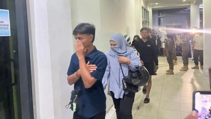 Petugas Satpol PP Kota Samarinda mengamankan sejumlah pasangan dalam razia gabungan, pada Rabu malam (8/10/2025). Foto: BorneoFlash/Nur Ainunnisa