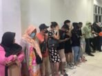 Petugas Satpol PP Kota Samarinda mengamankan sejumlah pasangan dalam razia gabungan, pada Rabu malam (8/10/2025). Foto: BorneoFlash/Nur Ainunnisa