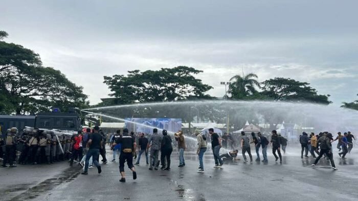 Petugas kepolisian melakukan pengamanan saat simulasi kericuhan berlangsung di Stadion Sempaja Samarinda. Foto: BorneoFlash/Nur Ainunnisa