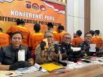 Polda Kaltim bersama Bea Cukai Balikpapan, saat konferensi pers di Ruang Rapat Ditresnarkoba Polda Kaltim, pada Kamis (16/10/2025). Foto: BorneoFlash/Niken Sulastri
