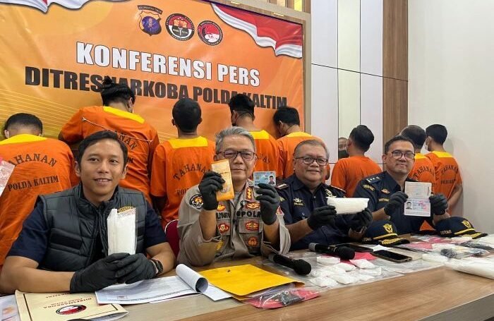 Polda Kaltim bersama Bea Cukai Balikpapan, saat konferensi pers di Ruang Rapat Ditresnarkoba Polda Kaltim, pada Kamis (16/10/2025). Foto: BorneoFlash/Niken Sulastri