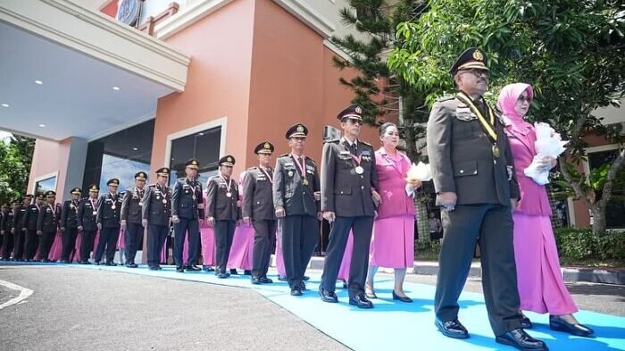 Polda Kaltim menggelar upacara tradisi Wisuda Purna Bakti Personel Polri dan PNS Tahun Anggaran 2025 yang berlangsung khidmat di Balikpapan, pada Selasa (14/10/2025). Foto: HO/Humas Polda Kaltim